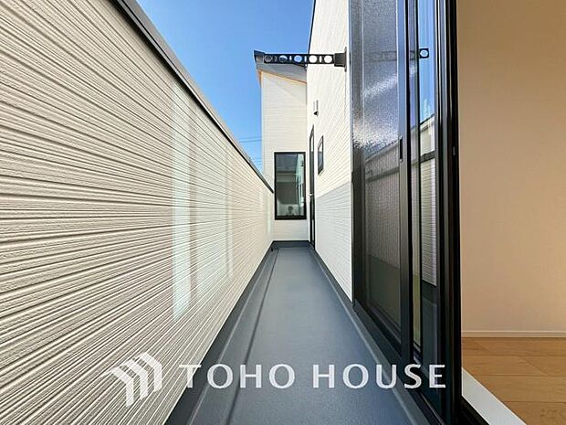 暖かい陽ざしが差込むバルコニー。晴れた日には、洗濯物が良く乾きます。風通しも良好です。