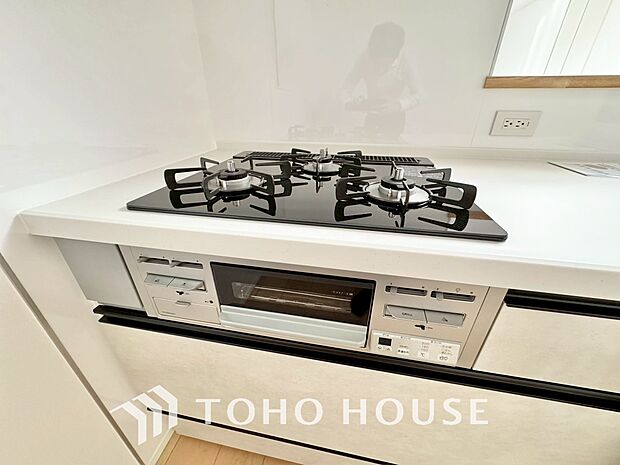 3口コンロは一度に複数のお料理を作ることができるメリットがあります。毎日のキッチンタイムを効率よく。