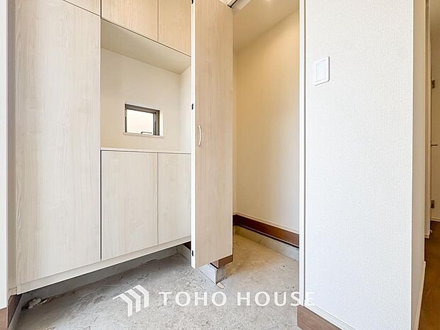 毎日みんなを見送り、そして迎え入れる場所だから。帰りたくなる家をテーマに設計した、自慢の玄関です。