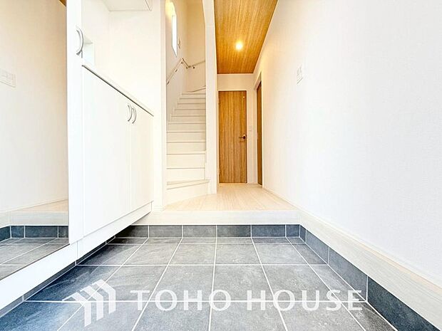 玄関そばの廊下収納。日用品のストックや防災グッズを置いたりと、何かと便利に使えます。