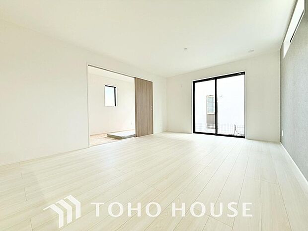 ホワイトナチュラルのテイストが、自然体で過ごせる心地良さ生み出しています。