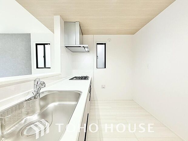 夫婦そろってキッチンに立っても調理がしやすく余裕の広さ。家事をしながら会話も弾みます。