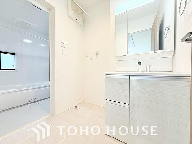 身だしなみのチェックがしやすい大きな鏡、下には収納がたっぷり。スッキリとした空間を演出いたします。