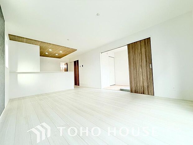 光が注がれる青い空から鮮やかに赤色にゆっくりと染まる。そんな優しい時間がここでは流れてゆく。