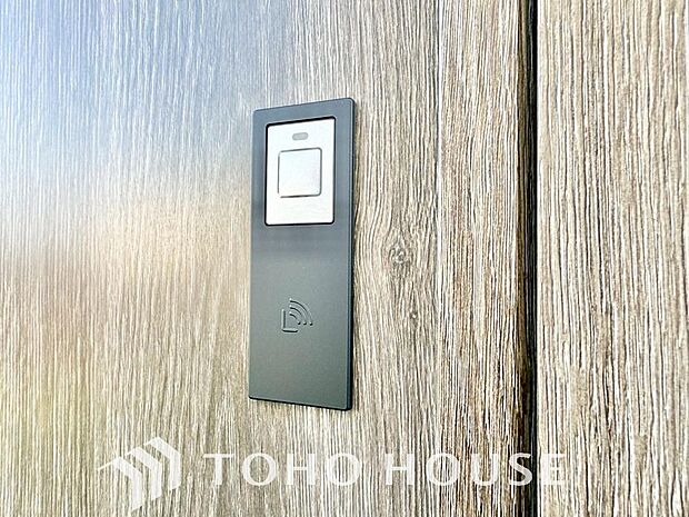 ボタンひとつで鍵の施錠・解錠が出来る設備。防犯対策への意識が高まっている最近では、補助錠として鍵穴のない電子錠を選ぶ方も増えています。