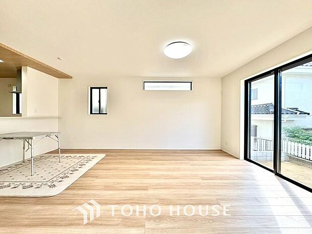 リビングも広く設け、訪れる人々を暖かく迎えてくれます。