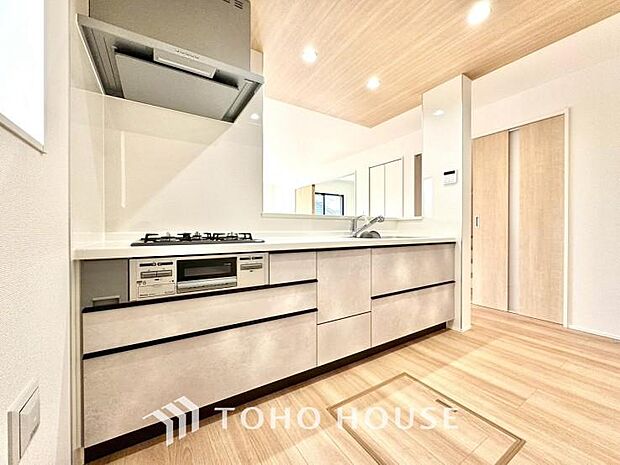 ご家族みんなで調理ができる位のスペースを実現したキッチン空間となっております。