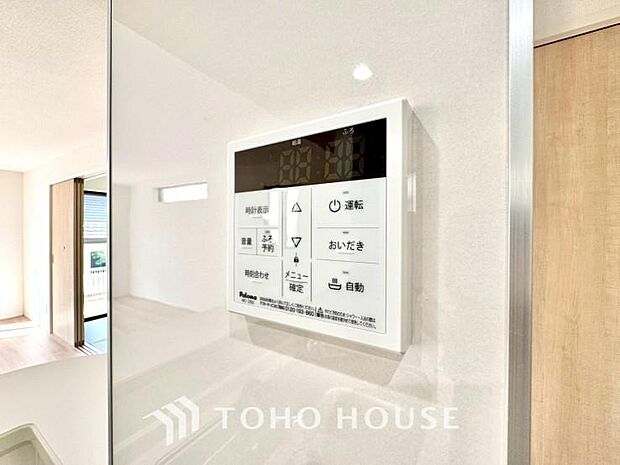 お風呂場と台所に操作リモコンがあり、キッチン近くにある給湯リモコンは、お料理の最中でもリビングで寛いでいるなかでもボタン一つで簡単に沸かせて便利ですね。