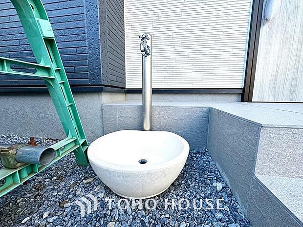 外には立水栓を設置してありますで、大切なお車の洗車にも汚れた靴を洗ったり、庭の植栽への水やりにも便利な設備です。