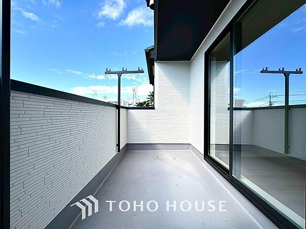 頬をなでる優しい風を感じることが出来るバルコニー。つい深呼吸をしたくなる気持ちの良い眺望です。