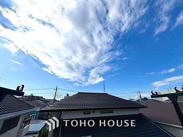 その豊かな眺望にふさわしい空間には、通風 採光にも優れ、心地よい光と風があふれています。