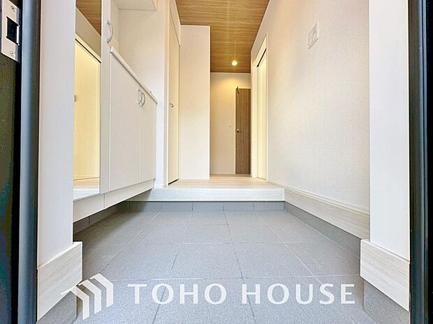 ゲストを招き、家族を迎える玄関は、ディスプレイや照明にこだわってみてはいかがでしょうか。