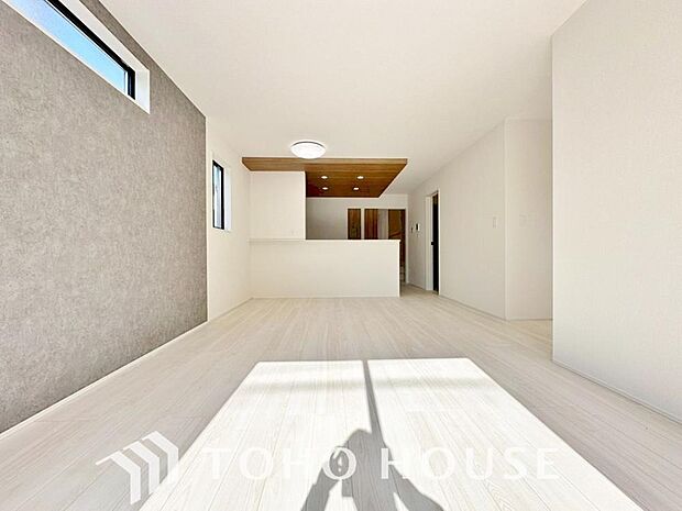 爽やかな通風と採光を存分に感じる事が出来る空間。毎日の暮らしに癒しをもたらす居心地の良いリビング。