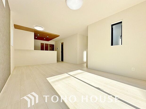 光と風があふれる開放的なリビングダイニングには自然と家族みんなが集まってきます。