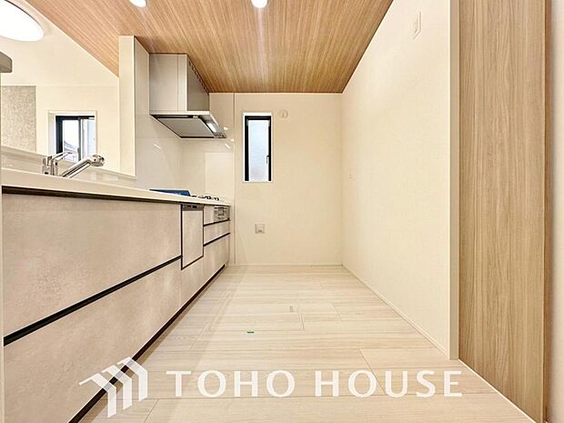 大型の冷蔵庫やレンジボードもしっかり置ける広々としたキッチンスペース。