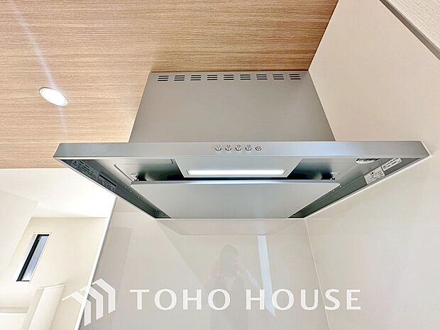 昨今主流のスリムタイプのレンジフード。スタイリッシュな見た目からインテリアとしても人気がある型です。