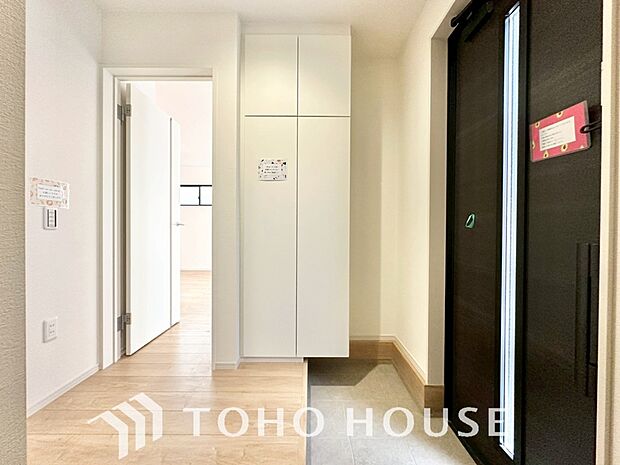 広々とした玄関スペースは何かと重宝します。ベビーカーも楽々置けるゆったりスペースが魅力です。