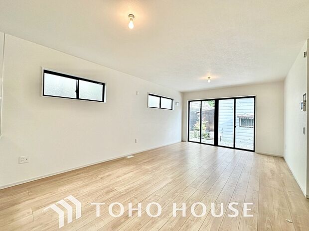 光が注がれる青い空から鮮やかに赤色にゆっくりと染まる。そんな優しい時間がここでは流れてゆく。