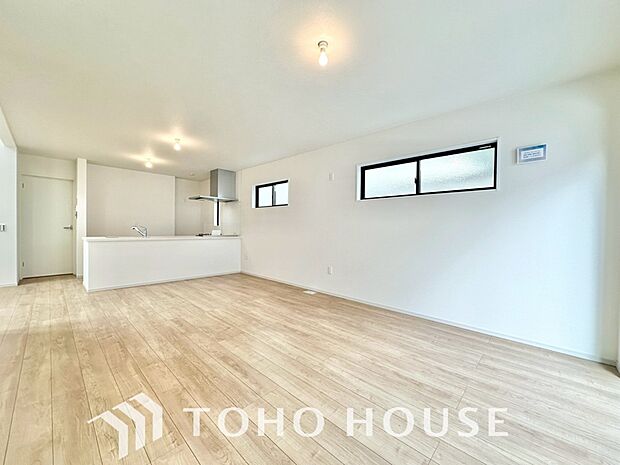 リビングも広く設け、訪れる人々を暖かく迎えてくれます。