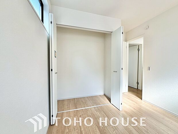 お子様の心と身体を見守る子供部屋として、小さな自立心を育むお部屋作りを見越してご覧下さい。