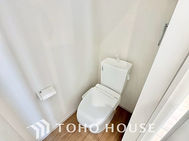 清潔な空間であって頂けますように、目に留まるだけではなく、汚れをふき取り易いフロアと壁紙をチョイス。