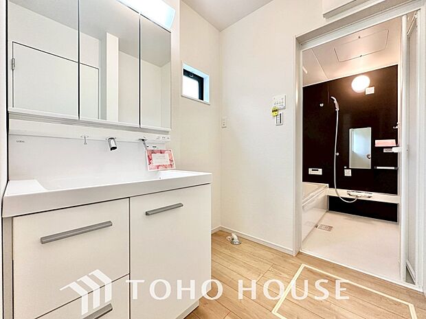 お家の中でも特にプライベートスペースとなる洗面所は、洗濯場所と浴室を同じ空間でまとめております。