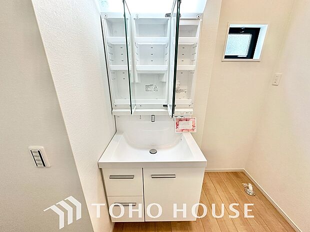 シンプルだからこそ使いやすい。スタンダードなデザインの洗面ボウルは清潔感あるオフホワイトです。