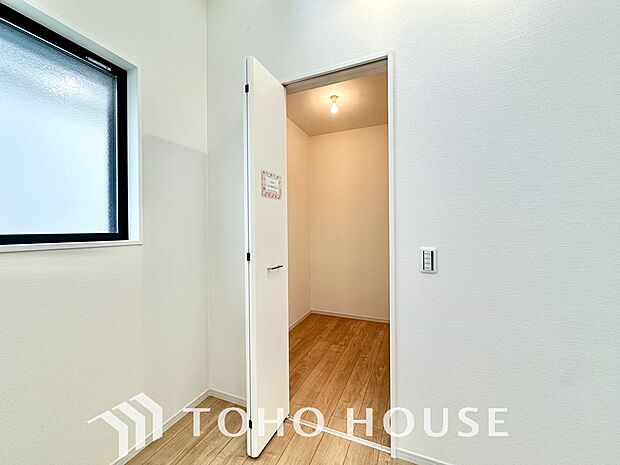 建物内部の収納には拘りました。共有部分に設けた収納。お荷物が多い方にも安心です。