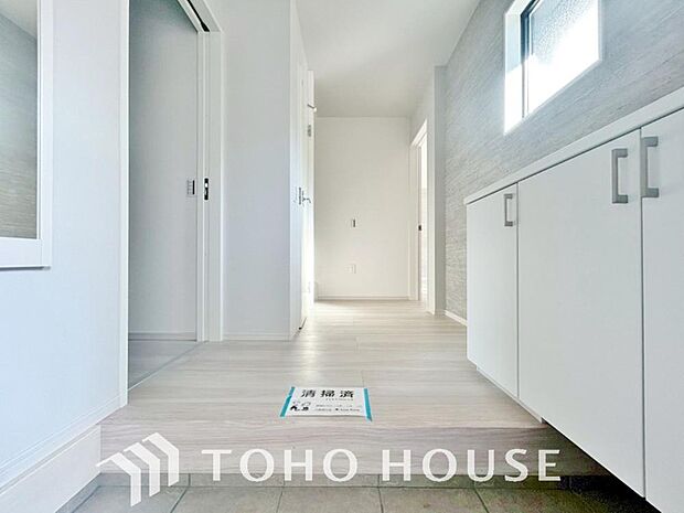 ゲストを招き、家族を迎える玄関は、ディスプレイや照明にこだわってみてはいかがでしょうか。