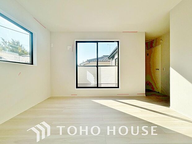 落ち着いたカラーの室内。インテリアやファブリックでお好みのテイストデザインを取り入れて頂けます。