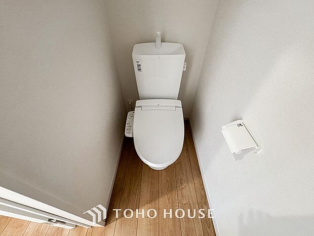 十分な広さと清潔感のあるカラーで纏まったおトイレ。時間に余裕とゆとりを持たせます。