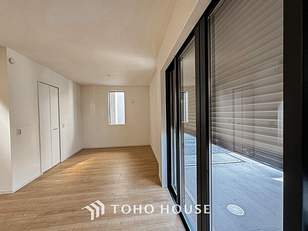 防犯機能のシャッターを完備しております。寒い冬でも中から開閉が可能ですのでラクラク便利。