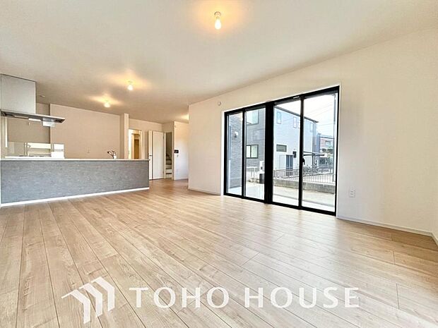 光が注がれる青い空から鮮やかに赤色にゆっくりと染まる。そんな優しい時間がここでは流れてゆく。