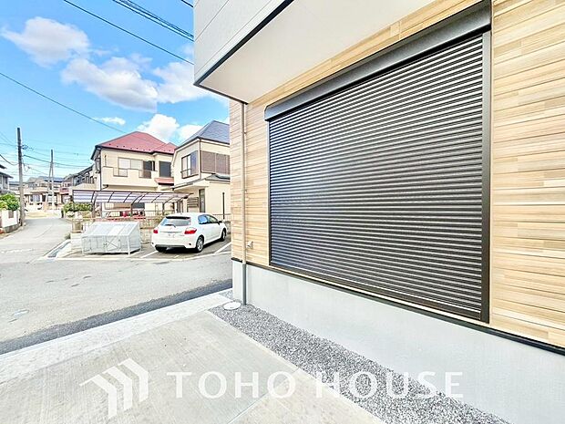 台風などの激しい雨風からお家を守るのはもちろん、空き巣対策などの防犯抑止や防音にも効果を発揮します。