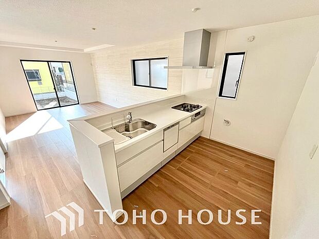 ご家族みんなで調理ができる位のスペースを実現したキッチン空間となっております。