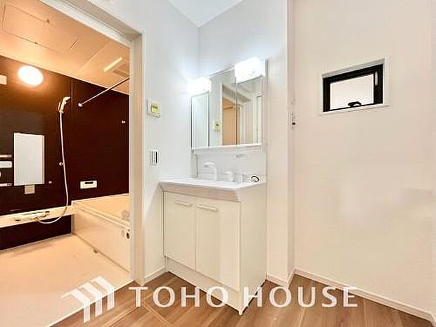 手で洗いたい大切な服など、広く使えると助かる洗面台は汚れの付きにくい形状と素材で造られております。