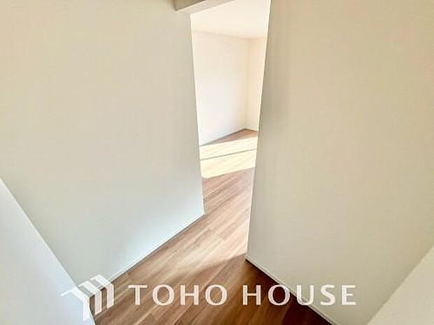 大容量のウォークインクローゼット。大きさ&広さの感覚が画像では伝わりづらいので是非現地をご覧下さい。