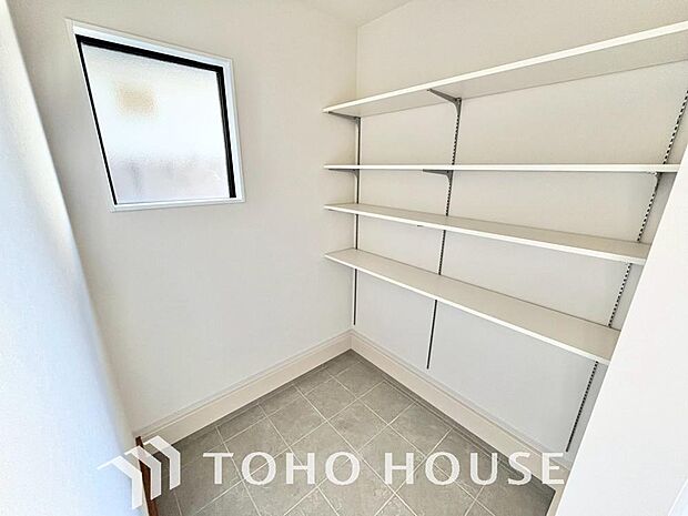 土足のまま入れるの玄関収納。ゴルフバックや部活&スポーツ用品、日常使いの傘なども収納できて便利です。