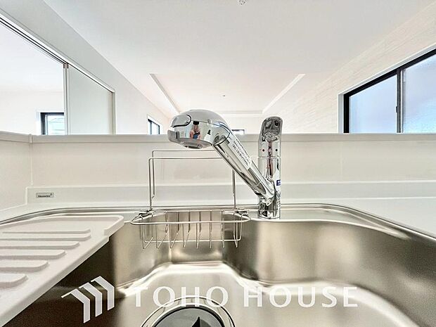 ワンタッチで浄水と原水を切り替えできる浄水器一体型水栓は水道水に含まれる有害物質を除去してくれます。