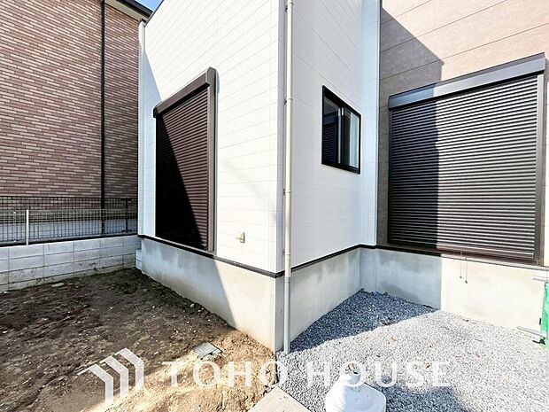 台風などの激しい雨風からお家を守るのはもちろん、空き巣対策などの防犯抑止や防音にも効果を発揮します。