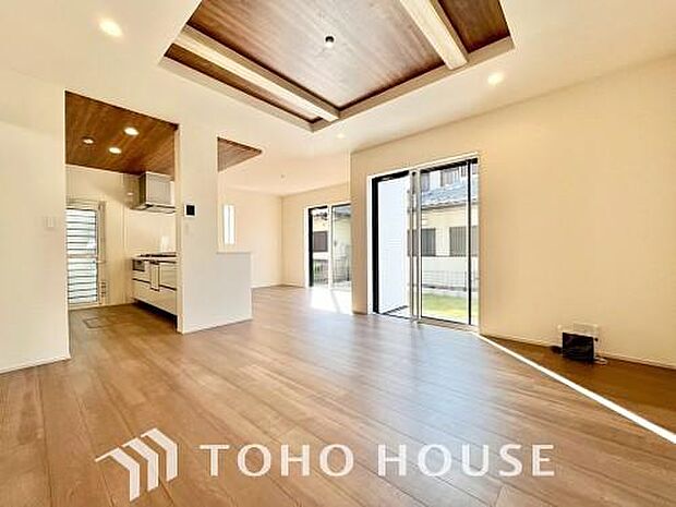 光が注がれる青い空から鮮やかに赤色にゆっくりと染まる。そんな優しい時間がここでは流れてゆく。