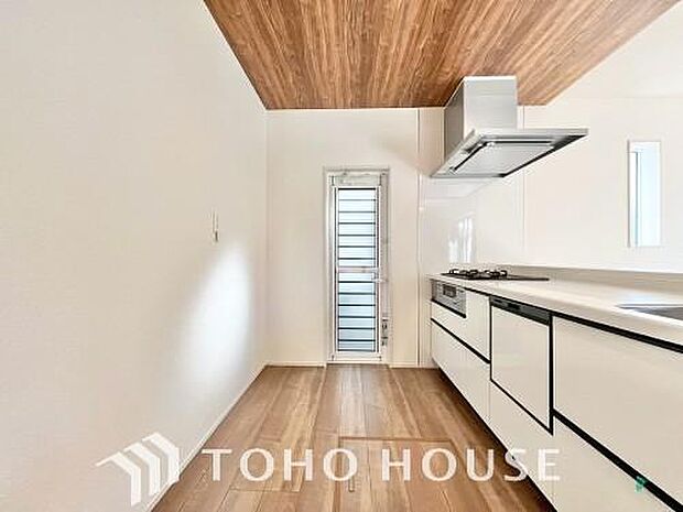 キッチンの収納は、デッドスペースになりやすい箇所を有効活用できる、スライド式収納を採用しました。