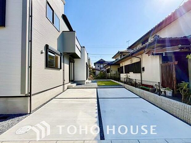 ゆったりとした駐車スペースを確保いたしましたので、大きめのお車でも駐車可能です。