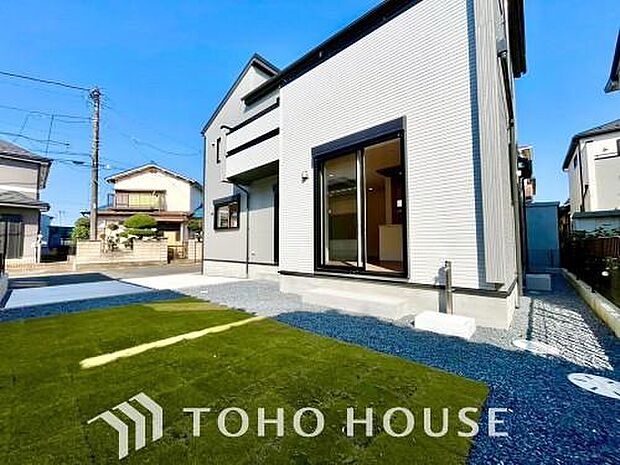 お子様がお庭で遊ぶのを見守りつつ、キッチンでお料理やリビングでくつろぐことができる安心な間取り。