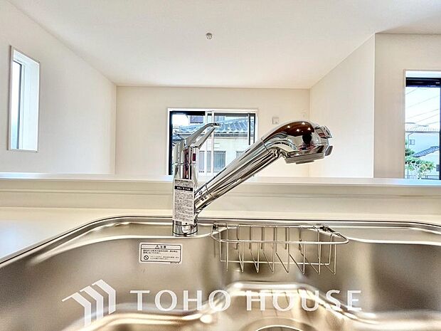 ワンタッチで浄水と原水を切り替えできる浄水器一体型水栓は水道水に含まれる有害物質を除去してくれます。