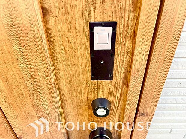 ICチップを用いたカードキー等で玄関扉の施錠&解錠が出来る設備。最近は鍵穴の無いドアも増えてます。