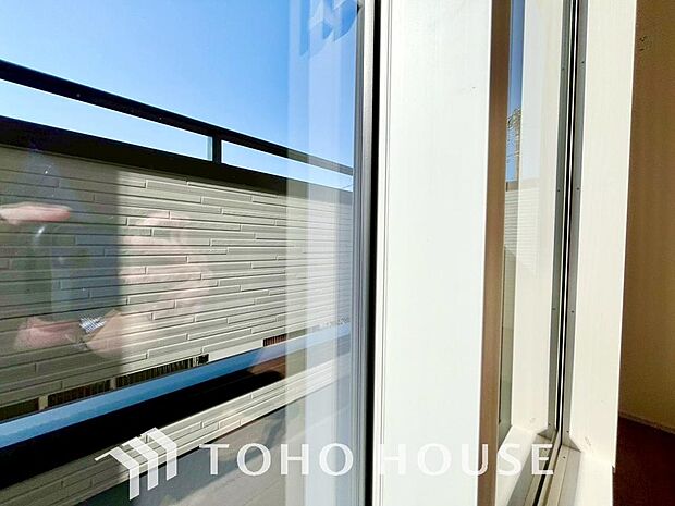 二層のガラスの間に空気層や特殊ガス層を作ることで断熱性能や結露防止効果を高めたサッシを装備してます。