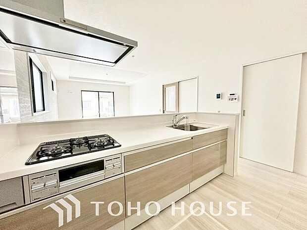 キッチンの収納は、デッドスペースになりやすい箇所を有効活用できる、スライド式収納を採用しました。