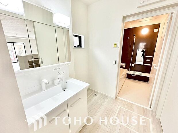 お家の中でも特にプライベートスペースとなる洗面所は、洗濯場所と浴室を同じ空間でまとめております。