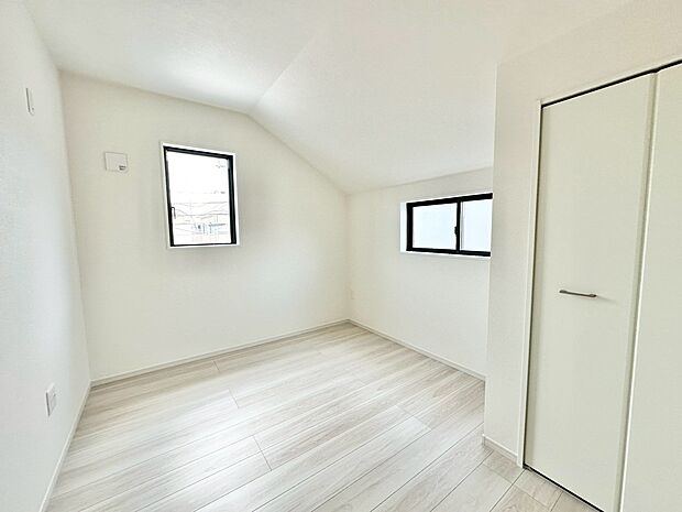 居室にはクローゼットを完備し、自由度の高い家具の配置が叶うシンプルな空間です。